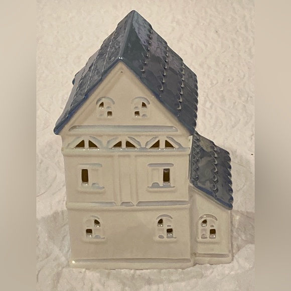 Holiday Time LED Lighted 2-story Blue & White House Christmas Tabletop Decor NEW - Picture 5 of 10